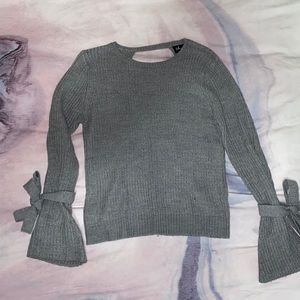 Cut-out grey sweater 🦶